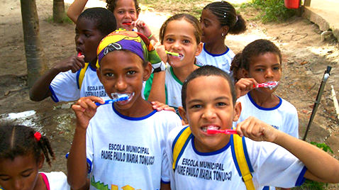 Crianças plantando na escola