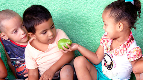 Crianças felizes, mostrando a mão depois da platanção na escola