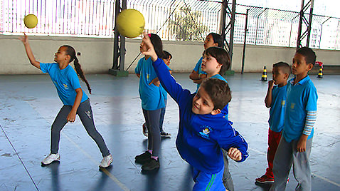 Criança mostrando plantação na escola