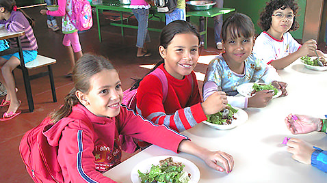 Crianças plantando na escola