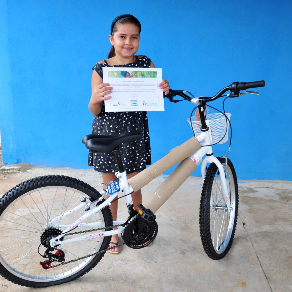 Aluna recebe bicicleta de presente
