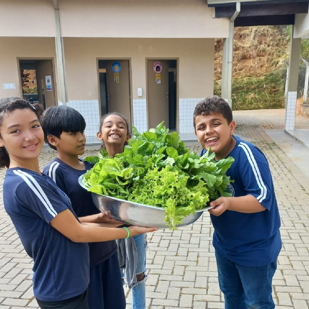 Alunos de Pouso Alegre comem salada de produtos da horta escolar.