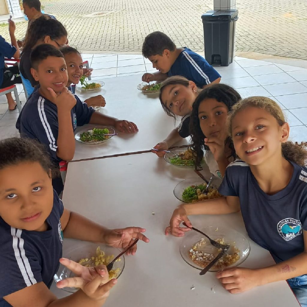 Alunos de Pouso Alegre comem salada de produtos da horta escolar.
