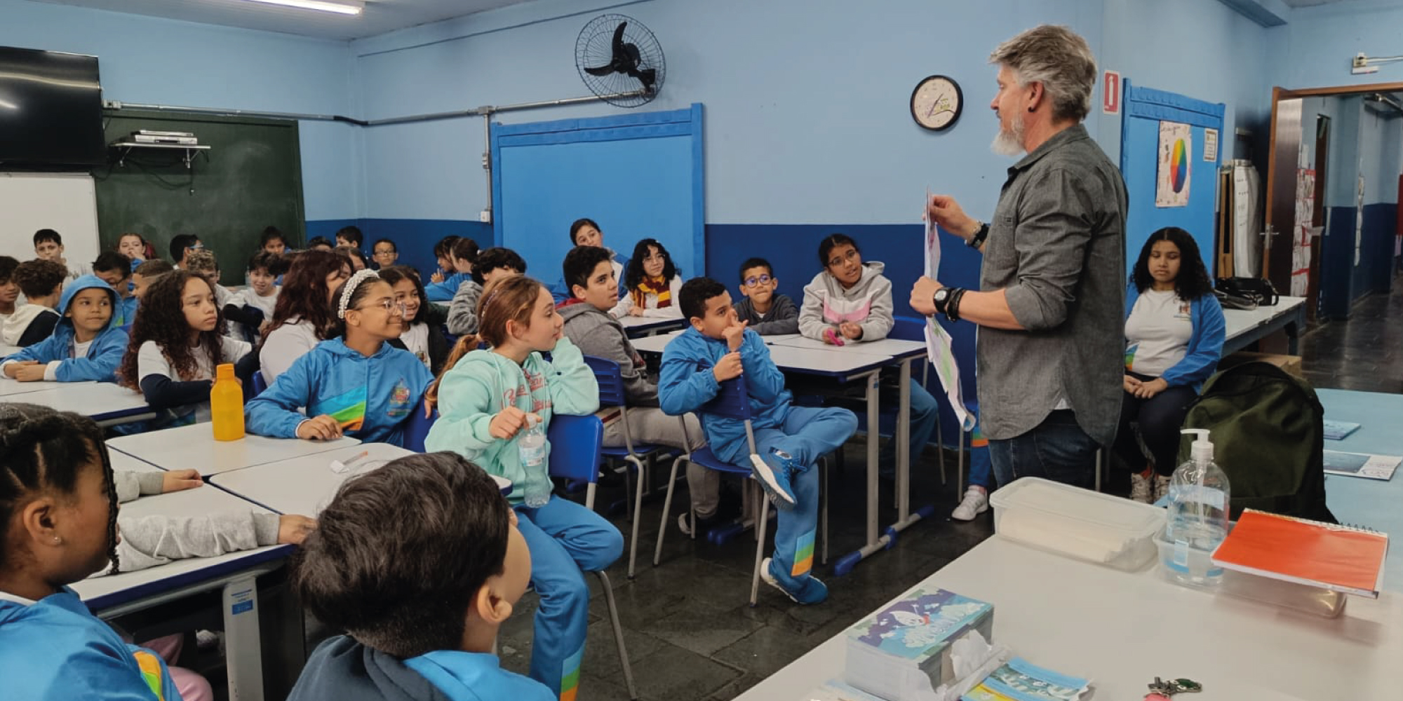 Autor de “O Pinguinho” conversa com alunos da escola Professor Cassiano Faria, em São Bernardo