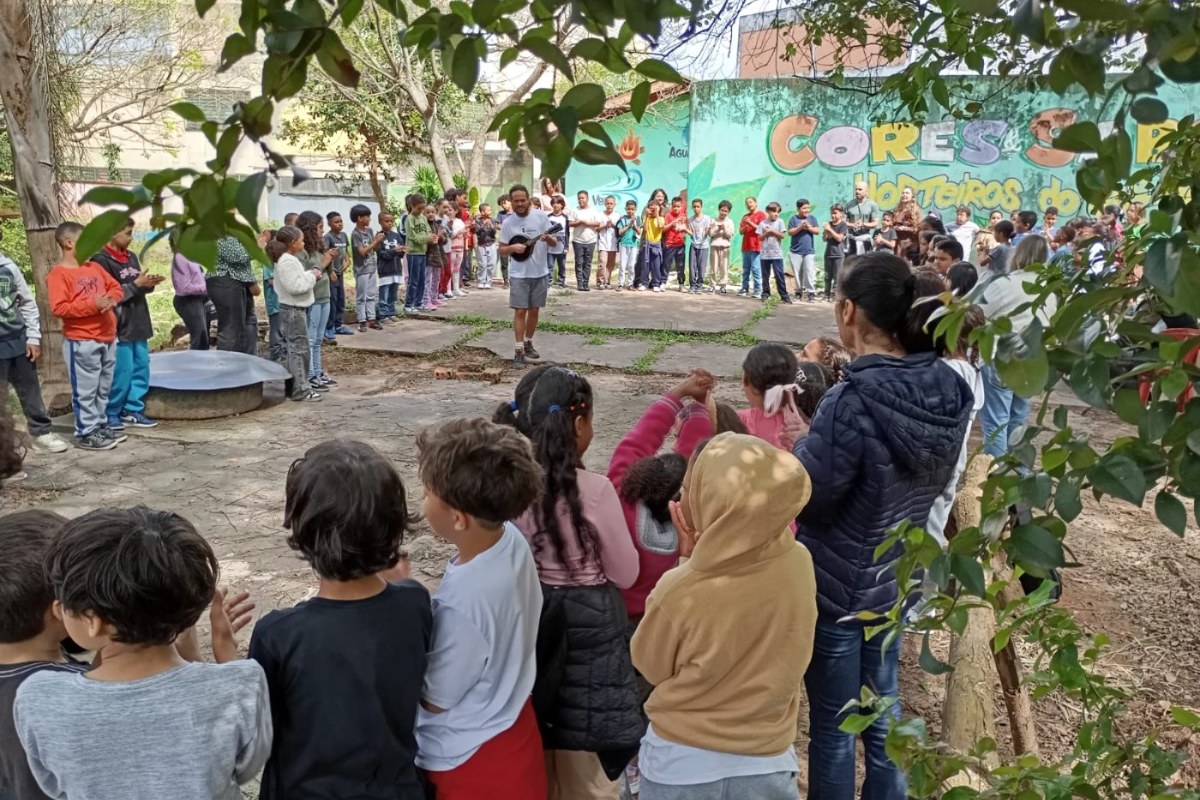 Alunos acompanham a atividade no pátio da Escola Estadual Jardim Ipê