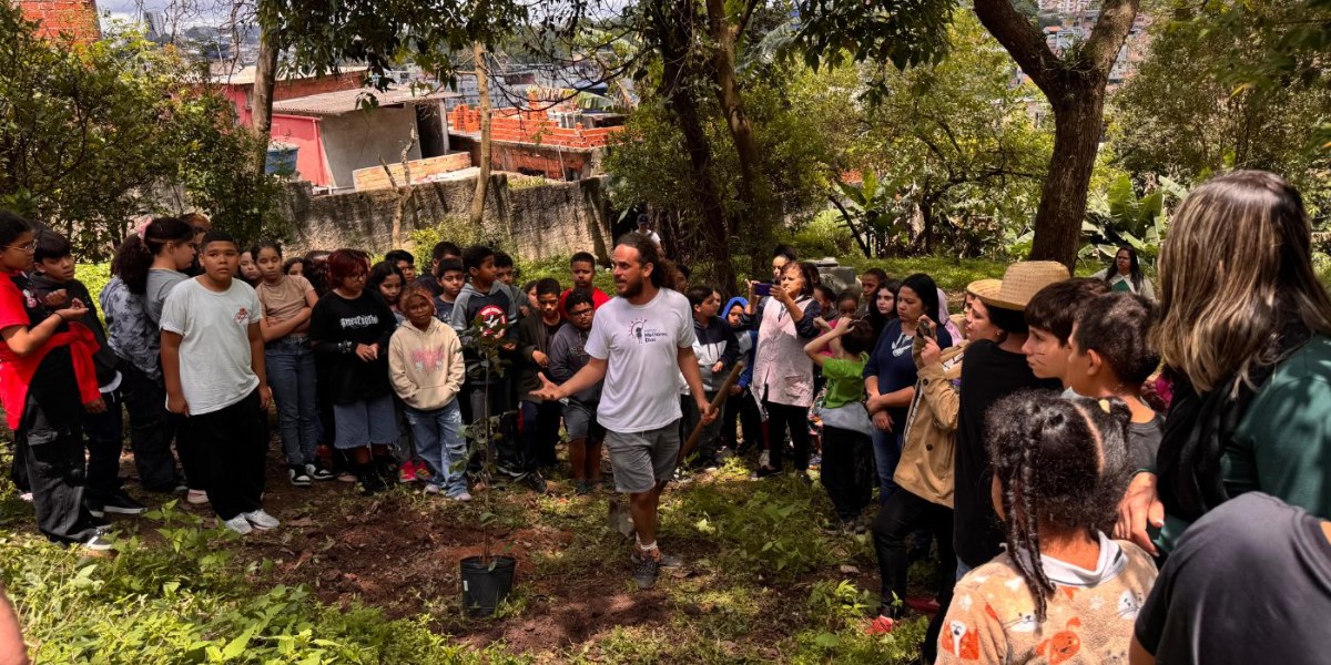 Educador conduz atividade de educação ambiental com alunos da Escola Estadual Jardim Ipê