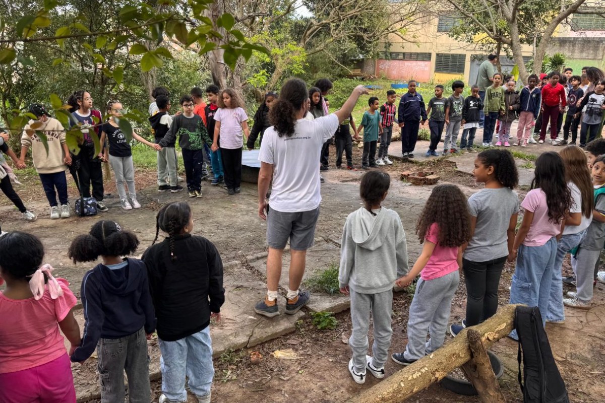 Educadora na roda com os alunos