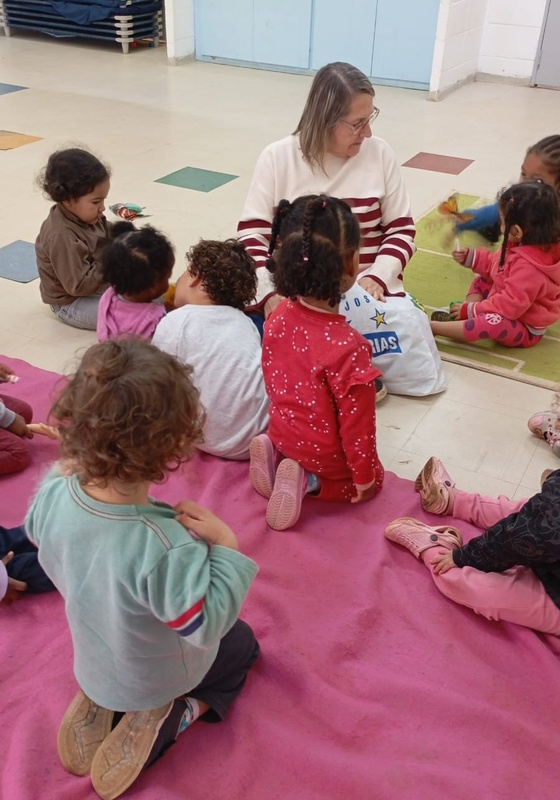 Crianças do CEI Luz e Lápis participam de atividade em sala com a pedagoga.